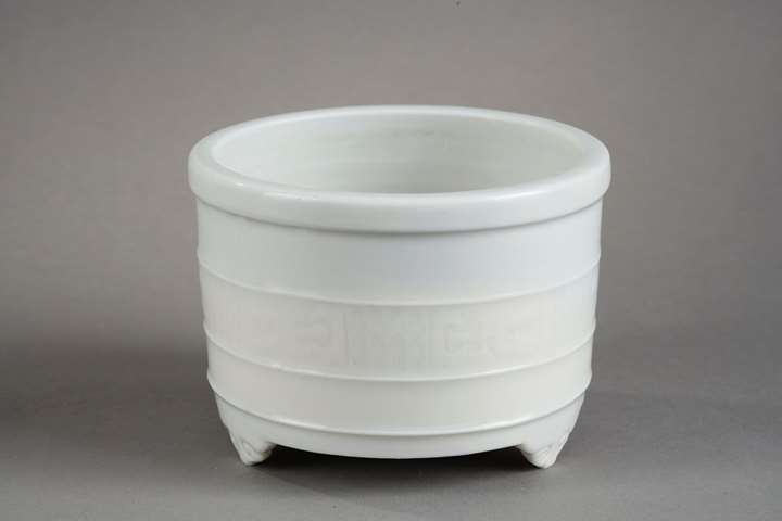 Perfume burner Blanc de Chine porcelain  - Anhua decor